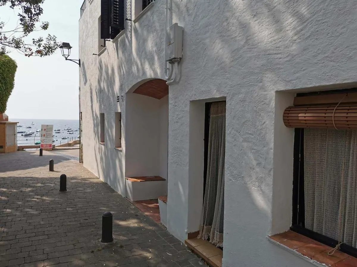 Cozy Apartment 30 Steps From The Ocean contacts